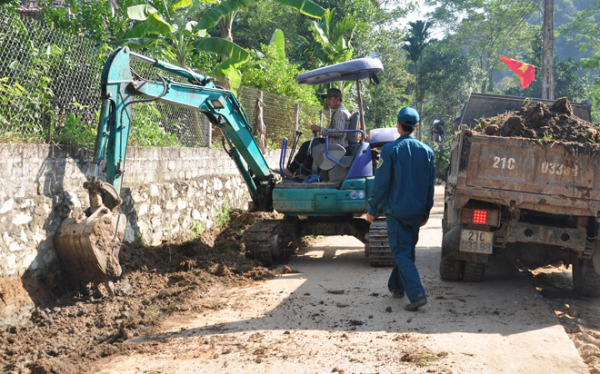 Người dân thôn Hin Lò, xã Yên Thắng, huyện Lục Yên tham gia lao động mở rộng đường trong thôn.