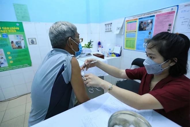 Tiêm vắc xin phòng Covid-19 cho người cao tuổi tại TP.HCM