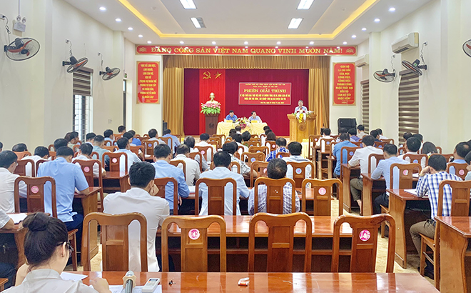 Quang cảnh phiên giải trình