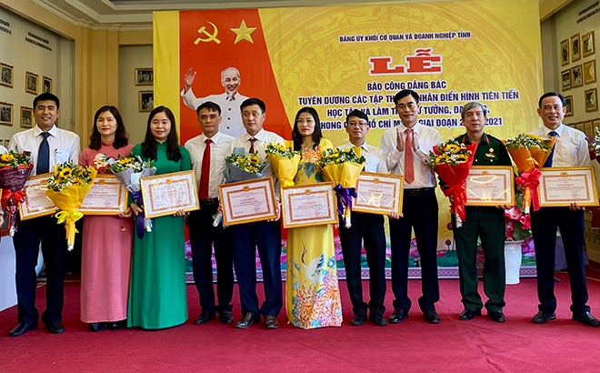 Các cá nhân điển hình tiên tiến trong học tập và làm theo tư tưởng, đạo đức, phong cách Hồ Chí Minh của Đảng ủy khối cơ quan và Doanh nghiệp tỉnh được tuyên dương khen thưởng.