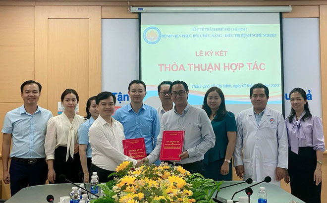 UBND huyện Yên Bình và Bệnh viện Phục hồi chức năng - Điều trị bệnh nghề nghiệp thành phố Hồ Chí Minh ký kết thỏa thuận hợp tác về y tế.
