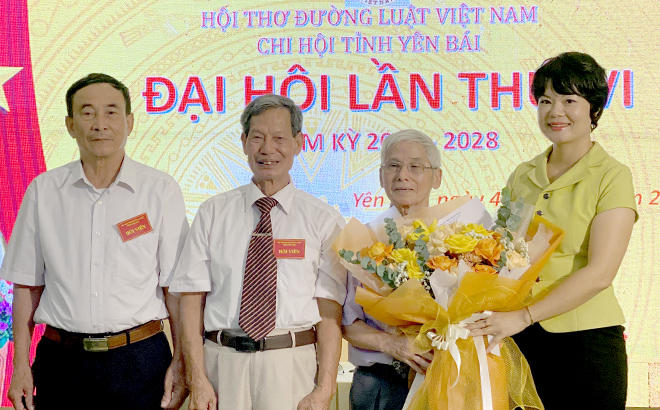 Lãnh đạo Sở Văn hóa, Thể thao và Du lịch tỉnh tặng hoa chúc mừng Ban Chấp hành Chi hội thơ Đường luật tỉnh Yên Bái lần thứ VI, nhiệm kỳ 2023-2028.