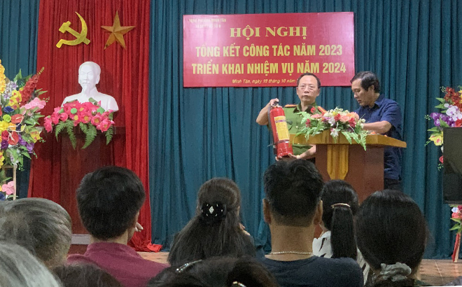 Trung tá Nguyễn Viết Chí trực tiếp tuyên truyền, hướng dẫn người dân tổ 6, phường Minh Tân kỹ năng sử dụng bình chữa cháy.