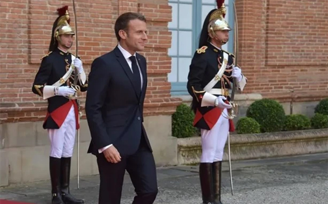 Tổng thống Pháp Emmanuel Macron đi ngang qua các vệ binh đứng gác bên ngoài Điện Elysee.