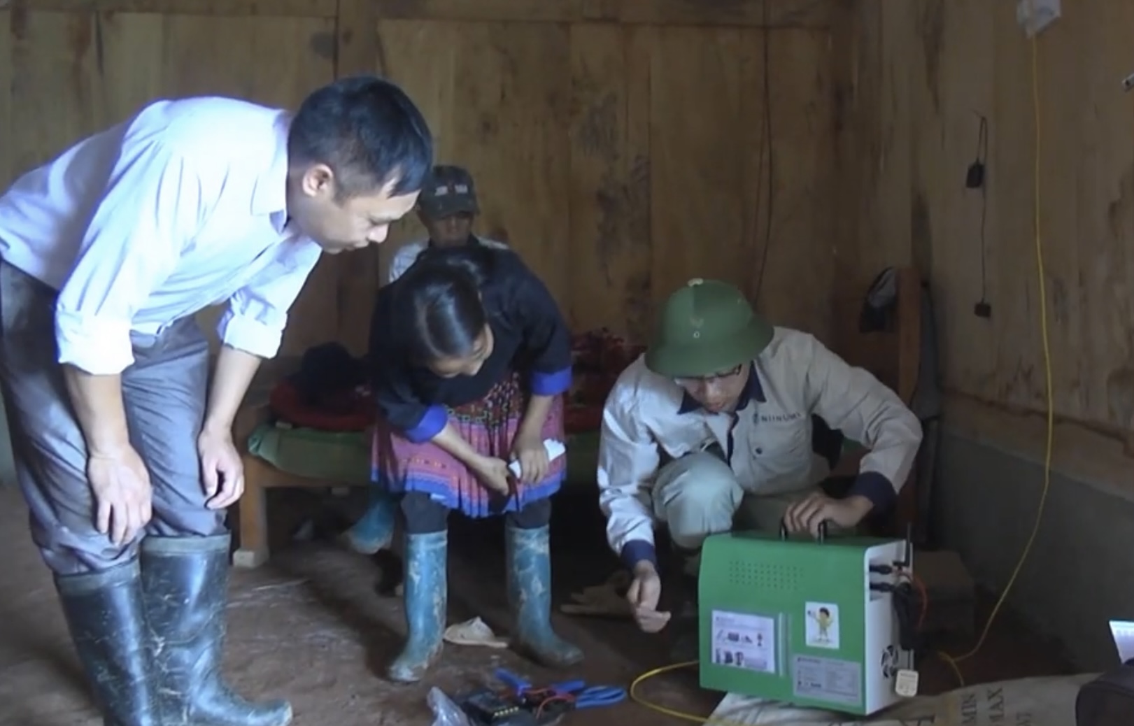 Người dân huyện vùng cao Mù Cang Chải được cán bộ kỹ thuật hướng dẫn cách sử dụng điện năng lượng mặt trời.