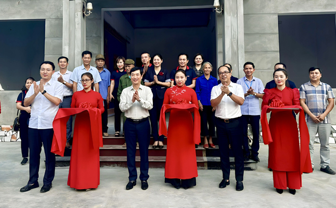 Trưởng Ban Tuyên giáo Tỉnh ủy Nguyễn Minh Tuấn cùng lãnh đạo Báo Tuổi trẻ Thủ đô và huyện Yên Bình cắt băng khánh thành ngôi nhà mới của ông Nông Văn Hiện, thôn Đát Lụa, xã Bảo Ái.