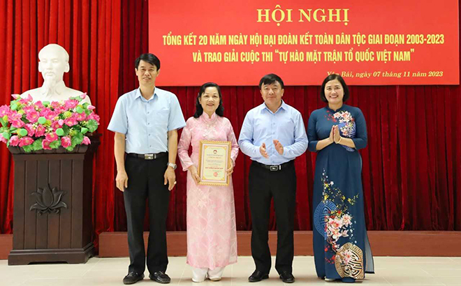 Lãnh đạo Ủy ban MTTQ Việt Nam tỉnh trao giải Nhất Cuộc thi 