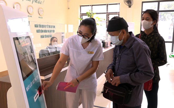 Người bệnh đến khám chữa bệnh tại Bệnh viện Tâm thần tỉnh dùng căn cước công dân để quẹt lấy số tự động.