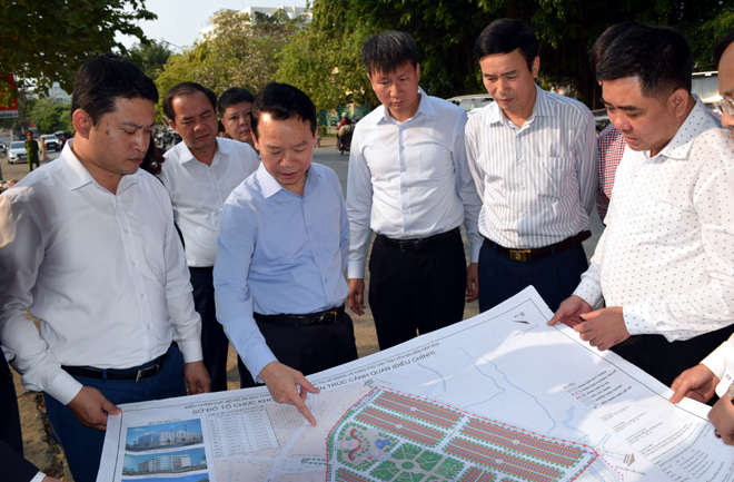 Các đồng chí Thường trực Tỉnh ủy kiểm tra công tác quy hoạch không gian phát triển đô thị tại thị xã Nghĩa Lộ