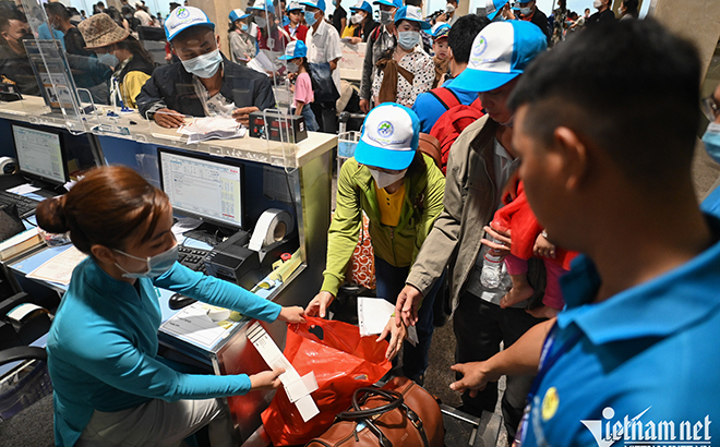 Công nhân khó khăn sẽ được hỗ trợ vé tàu, máy bay về quê đón Tết và quay trở lại làm việc sau Tết.