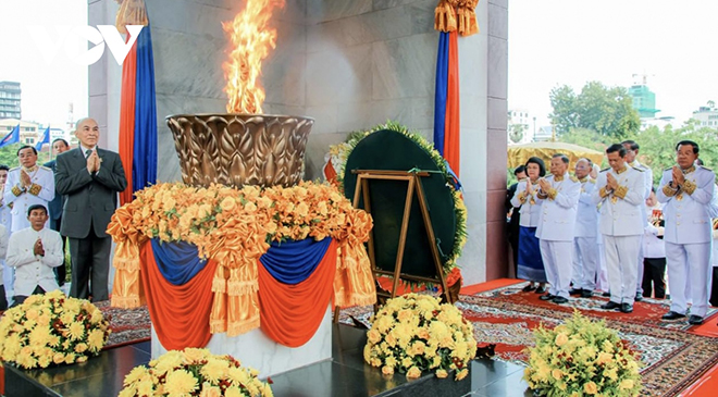 Quốc vương Norodom Sihamoni thắp sáng “Ngọn lửa Chiến thắng”, biểu tượng cho hòa bình và nền độc lập trọn vẹn của Vương quốc Campuchia.