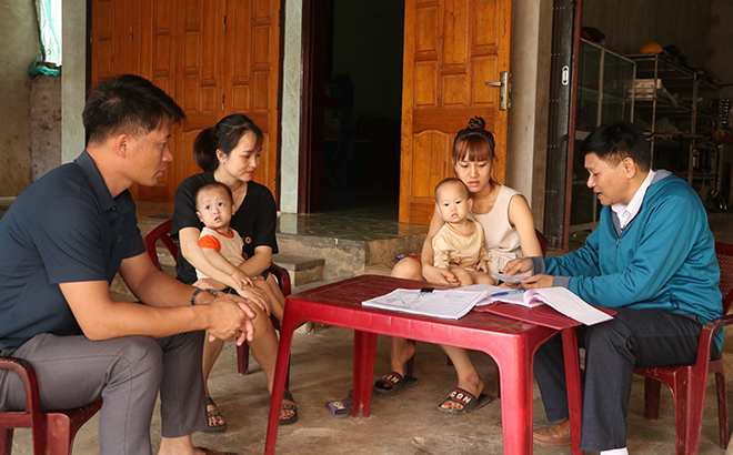 Cán bộ xã Y Can đến từng nhà tuyên truyền, vận động người dân tham gia bảo hiểm y tế hộ gia đình.