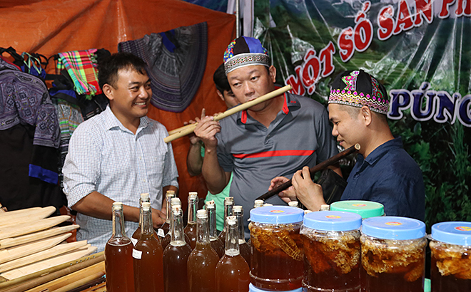 Du khách tham quan, trải nghiệm các sản phẩm truyền thống, đặc trưng tại gian hàng của xã Púng Luông, huyện Mù Cang Chải.