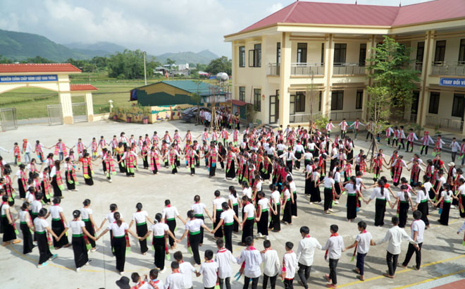 Nhiều trường học thị xã Nghĩa Lộ đã đưa thực hành xòe Thái vào các buổi học ngoại khóa, tiết thể dục giữa giờ của nhà trường.

