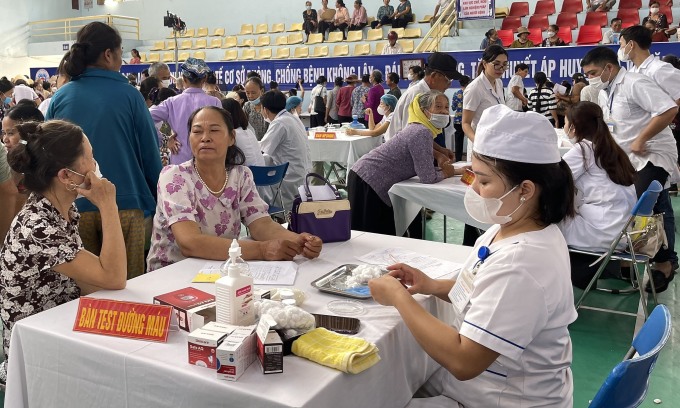 Người dân Hà Nội được kiểm tra đường huyết tại Ngày hội Y tế cơ sở phòng chống bệnh không lây nhiễm.