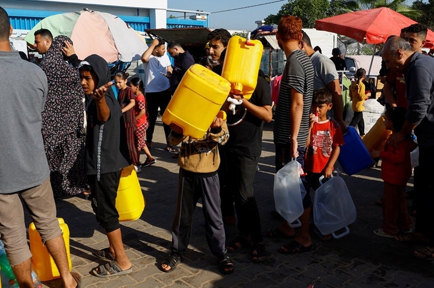 Người dân TP Khan Younis ở dải Gaza xếp hàng chờ lấy nước sạch.