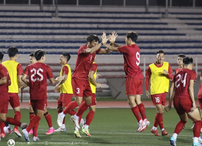 Đội tuyển Việt Nam tập trung cao độ trong buổi rèn quân đầu tiên trên sân Rizal Memorial