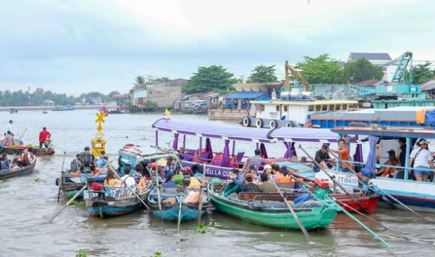 Chợ nổi Cái Răng là một trong những điểm du lịch thu hút nhiều du khách khi đến Cần Thơ.