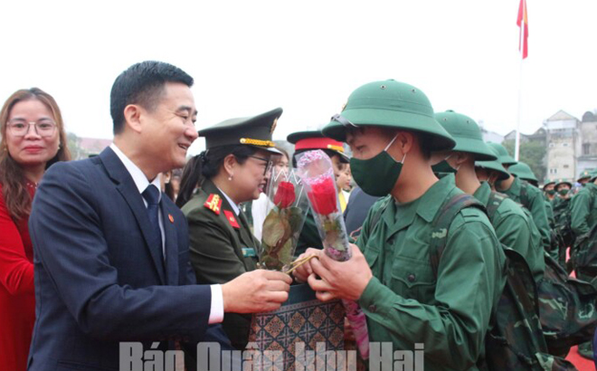 Lãnh đạo huyện Văn Yên động viên thanh niên địa phương lên đường nhập ngũ.