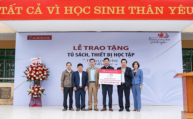 Lãnh đạo Agribank Chi nhánh Yên Bái trao biểu trưng tủ sách thiết bị học tập cho Trường Phổ thông Dân tộc bán trú xã Châu Quế Thượng, huyện Văn Yên.