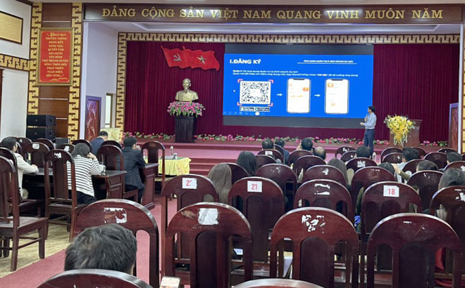 Các học viên huyện Yên Bình được giảng viên Trung tâm Thông tin du lịch - Cục du lịch Quốc gia Việt Nam giới thiệu chung về các sản phẩm, nền tảng số trong hoạt động du lịch.

                                                                              Ảnh: Minh Huyền