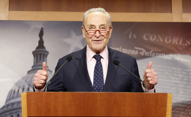 Lãnh đạo phe đa số tại Thượng viện Chuck Schumer giơ ngón tay cái sau khi cơ quan này thông qua dự luật chi tiêu ngắn hạn ngày 15/11.