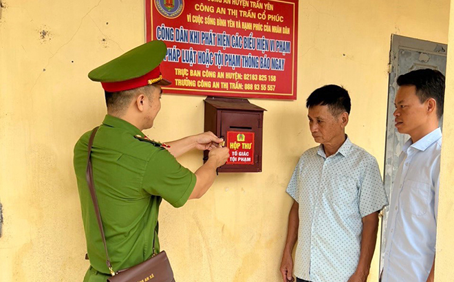 Công an thị trấn Cổ Phúc hướng dẫn người dân sử dụng hòm thư tố giác tội phạm.