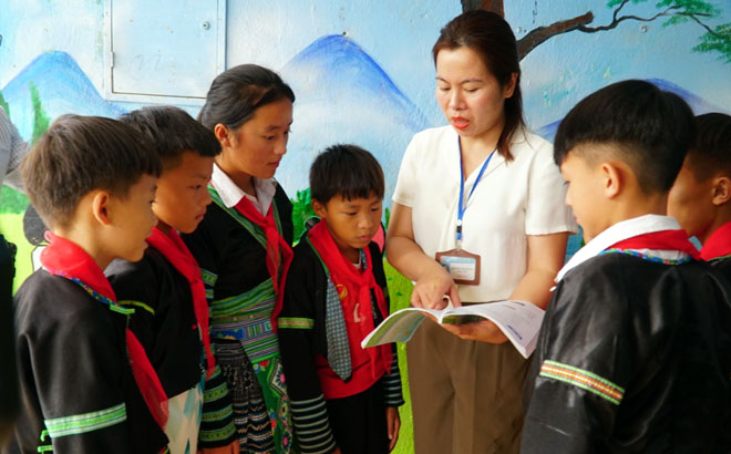 Cô giáo Trương Thị Hương - giáo viên Trường Phổ thông Dân tộc bán trú Tiểu học và Trung học cơ sở Khấu Ly, huyện vùng cao Trạm Tấu bên học trò thân yêu.