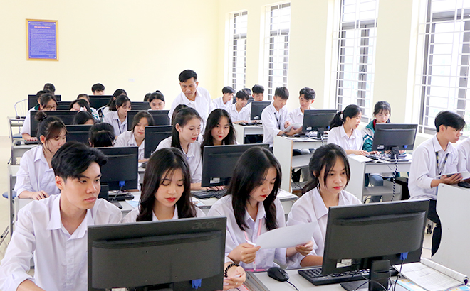 Giờ học công nghệ thông tin của học sinh Trường THPT huyện Văn Chấn.