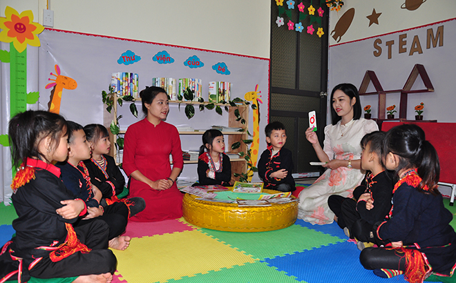 Một giờ học chữ lớp 5 tuổi của cô và trò tại điểm trường Liên Sưu, Trường Mầm non Nậm Mười, huyện Văn Chấn.