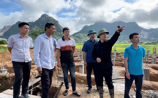 Lãnh đạo huyện Yên Bình kiểm tra việc duy trì chất lượng xã nông thôn mới tại xã Mông Sơn.