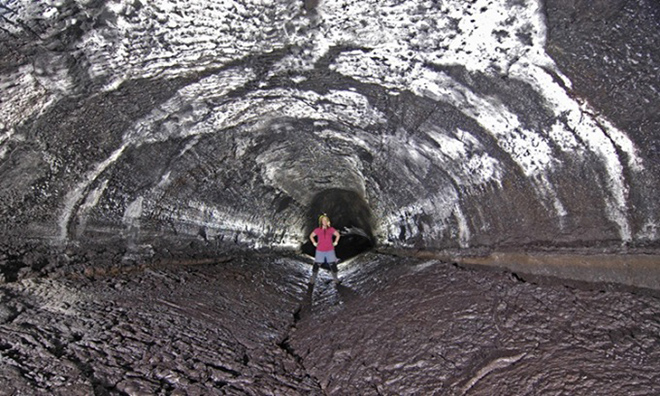 Bên trong hang Kazumura ở Hawaii.