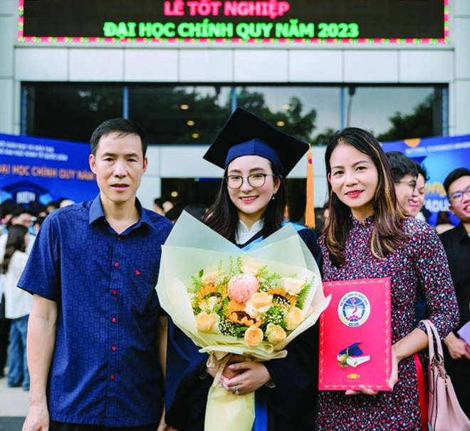 Trần Anh Ngọc nhận bằng tốt nghiệp xuất sắc bên cạnh bố mẹ