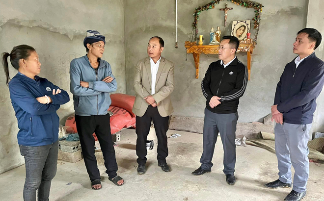 Lãnh đạo UBND huyện Trạm Tấu thăm hỏi, động viên các hộ gia đình được hỗ trợ làm nhà mới tại xã Phình Hồ.