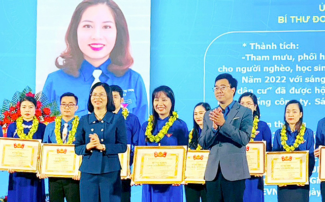 Đồng chí Lại Thị Kim Thu nhận bằng khen của Trung ương Đoàn tại Liên hoan Thanh niên tiên tiến Đoàn Khối các cơ quan và doanh nghiệp tỉnh, thành phố phía Bắc lần thứ XVII năm 2023.