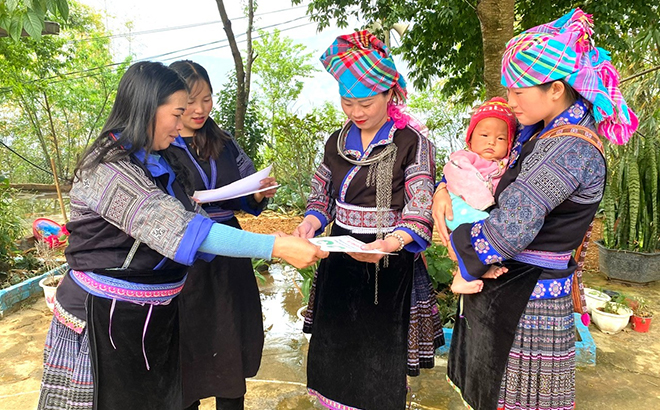 Cán bộ Hội Liên hiệp Phụ nữ xã Chế Cu Nha, huyện Mù Cang Chải tuyên truyền phòng, chống tảo hôn, hôn nhân cận huyết thống cho hội viên.