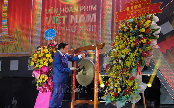 Phó Thủ tướng Chính phủ Trần Hồng Hà đánh cồng khai mạc Liên hoan phim Việt Nam lần thứ XXIII.