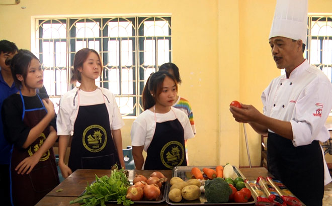 Các em học sinh được dạy nghề nấu ăn tại Trung tâm Giáo dục nghề nghiệp - Giáo dục thường xuyên huyện Yên Bình.