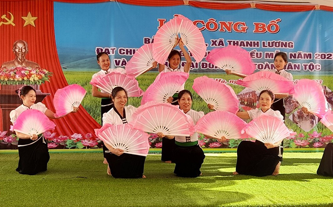 Hoạt động văn nghệ trong Ngày hội Đại đoàn kết năm 2023 bản Khá Hạ, xã Thanh Lương, thị xã Nghĩa Lộ.