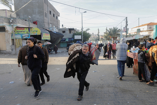 Người dân Palestine mang theo hành lý chuẩn bị từ Khan Younis, miền nam Gaza trở về nhà sau khi Hamas và Israel thực hiện lệnh ngừng bắn ngày 24/11.