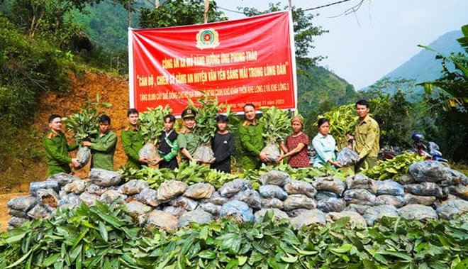 Lãnh đạo Công an huyện Văn Yên trao 20.000 cây giống cho các hộ nghèo thôn Khe Lóng 2 và thôn Khe Lóng 3, xã Mỏ Vàng.