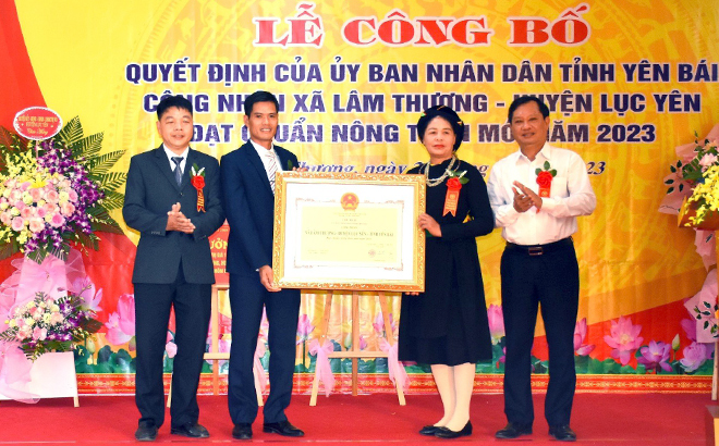 Lãnh đạo UBND huyện Lục Yên trao bằng công nhận đạt chuẩn nông thôn mới cho Đảng bộ, chính quyền và nhân dân xã Lâm Thượng.