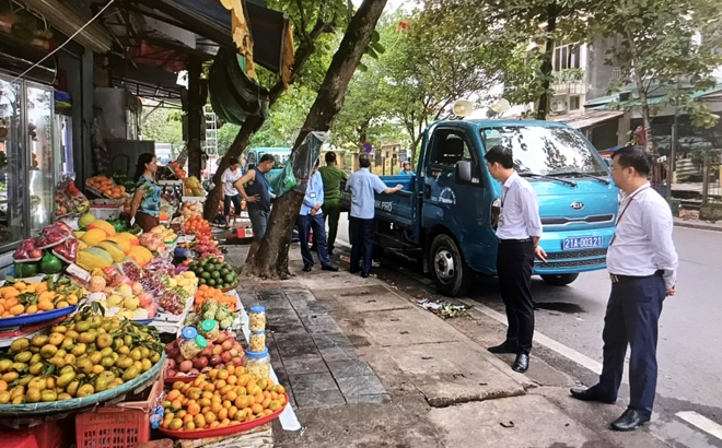Đội quản lý trật tự đô thị phường Nguyễn Thái Học ra quân xử lý vi phạm tại khu vực cổng chợ trên tuyến đường Lý Thường Kiệt, thành phố Yên Bái