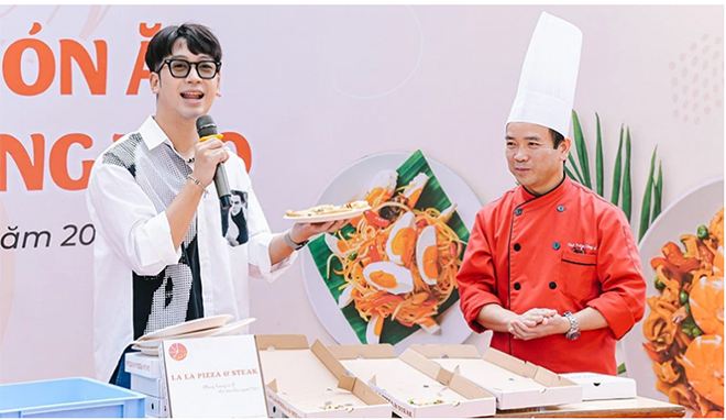 Food Blogger Ninh Tito nếm thử pizza sáng tạo.