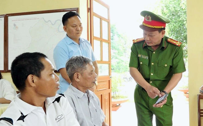Công an huyện Văn Yên tuyên truyền người dân sử dụng các thiết bị thông minh để chủ động tiếp cận các chính sách hỗ trợ.