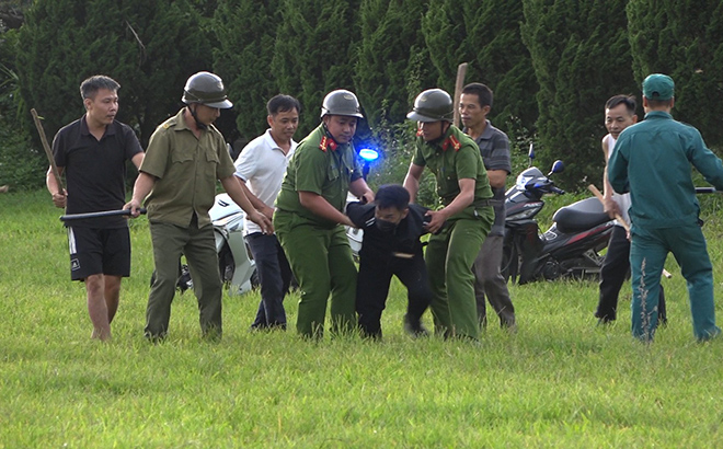 Công an thị trấn Nông trường Trần Phú tổ chức diễn tập vây bắt tội phạm.
