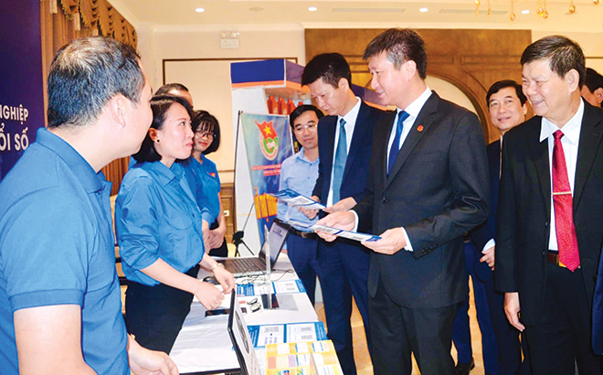 Chủ tịch UBND tỉnh Trần Huy Tuấn và các đồng chí lãnh đạo tỉnh trao đổi với thành viên Câu lạc bộ chuyển đổi số thanh niên về hoạt động của Câu lạc bộ.
