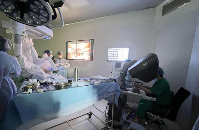 Sử dụng robot Da Vinci điều trị cho người bệnh tại Bệnh viện K.