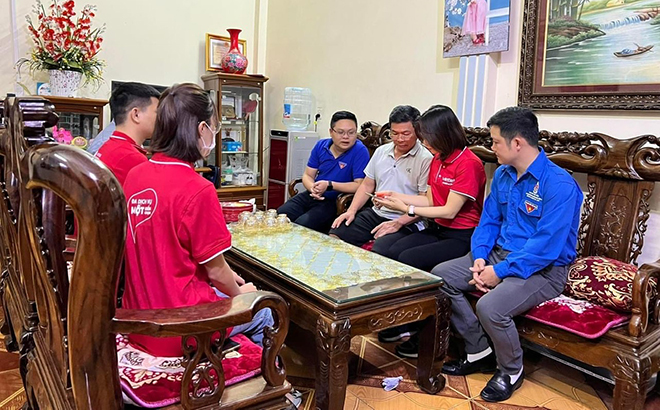 Đội thanh niên xung kích phường Nguyễn Thái Học, thành phố Yên Bái hỗ trợ người dân cài đặt, sử dụng ứng dụng YenBai-S.