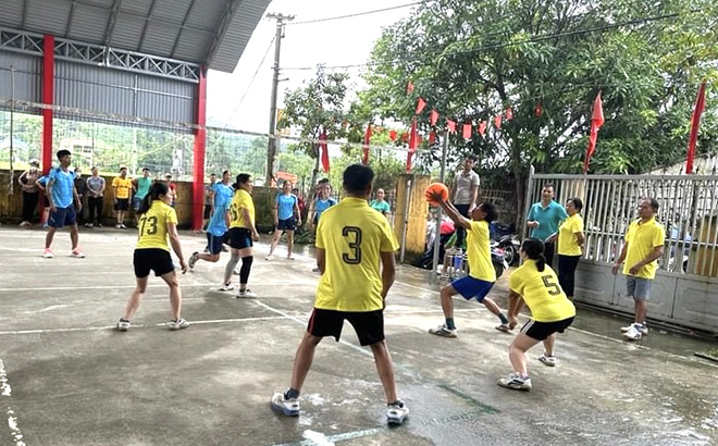 Nhờ tích cực tham gia đóng góp xây dựng Nhà văn hóa, đến nay, nhân dân thôn Làng Già, xã Yên Thắng, huyện Lục Yên đã có sân chơi thể thao, sinh hoạt cộng đồng rộng rãi, thoáng mát.